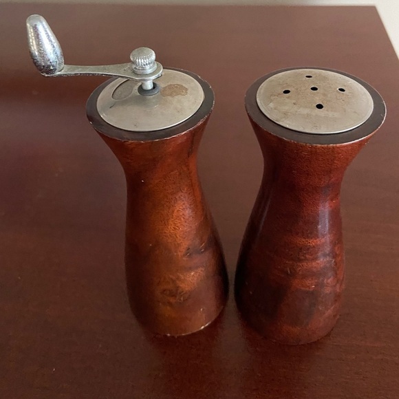 Olde Thompson Vintage Wooden Salt Shaker & Pepper Grinder Made in USA - Picture 2 of 7
